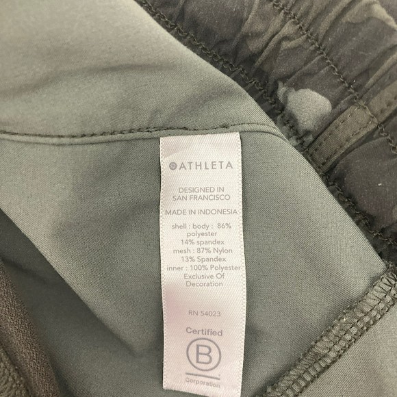 ⭐ Athleta Mesh Racer Run Short Camo Olive Size S - Picture 14 of 15